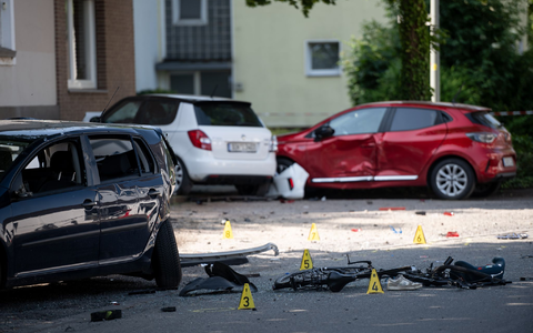 Ein Fahrrad und ein verlorener Schuh liegen auf der Fahrbahn - eine Frau hat mit ihrem Auto drei Kinder angefahren. - Foto: Fabian Strauch/dpa