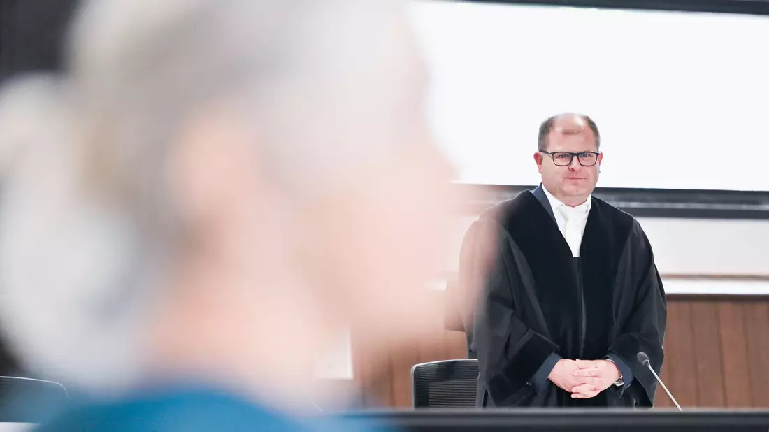 Der Vorsitzende Richter zeigte sich in seiner Urteilsbegründung von der Schuld der Angeklagten überzeugt.  - Bild: Sina Schuldt/dpa-pool/dpa