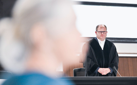 Der Vorsitzende Richter zeigte sich in seiner Urteilsbegründung von der Schuld der Angeklagten überzeugt.  - Foto: Sina Schuldt/dpa-pool/dpa