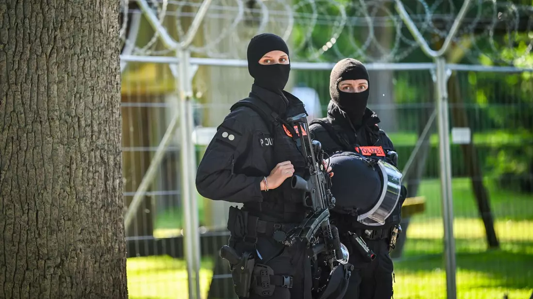Für den Prozess galten sehr hohe Sicherheitsmaßnahmen.  - Bild: Sina Schuldt/dpa