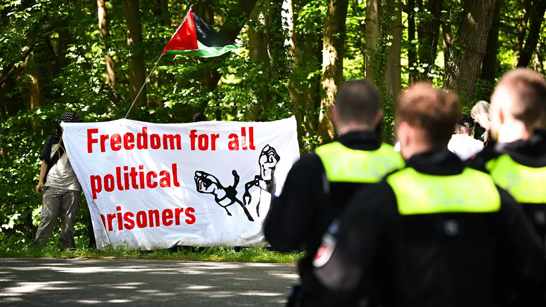 Unterstützer von Daniela Klette protestieren in der Nähe des Gerichtssaals. - Bild: Sina Schuldt/dpa