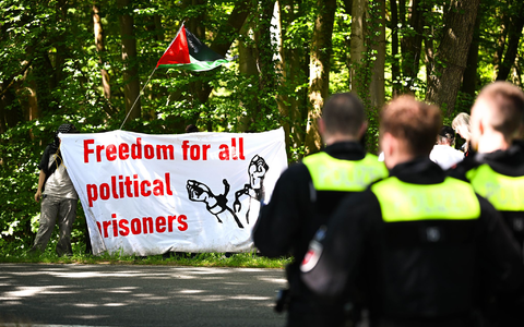Unterstützer von Daniela Klette protestieren in der Nähe des Gerichtssaals. - Foto: Sina Schuldt/dpa