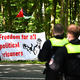 Unterstützer von Daniela Klette protestieren in der Nähe des Gerichtssaals. - Foto: Sina Schuldt/dpa