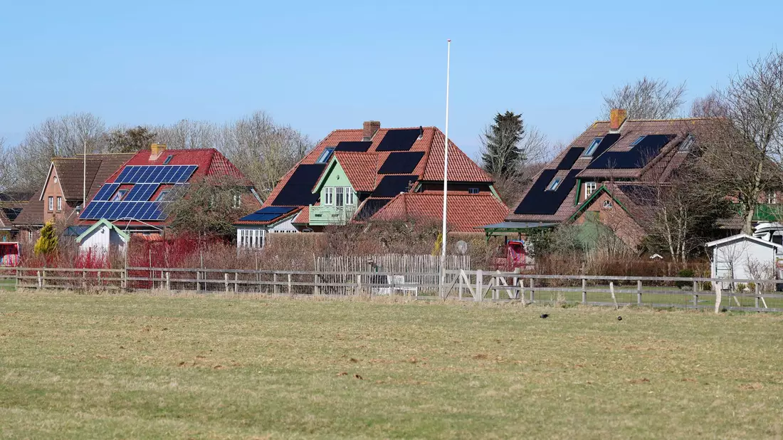 Haushalte mit PV-Anlagen sollen sich künftig stärker an der Netzfinanzierung beteiligen. (Symbolbild) - Bild: Frank Molter/dpa