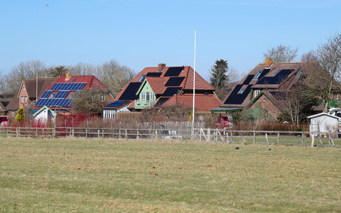Haushalte mit PV-Anlagen sollen sich künftig stärker an der Netzfinanzierung beteiligen. (Symbolbild) - Foto: Frank Molter/dpa