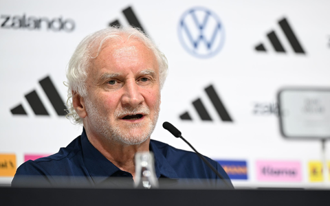 Rudi Völler: «Wir sind da, um eine Weltmeisterschaft zu spielen. Das geht vor.» - Foto: Federico Gambarini/dpa