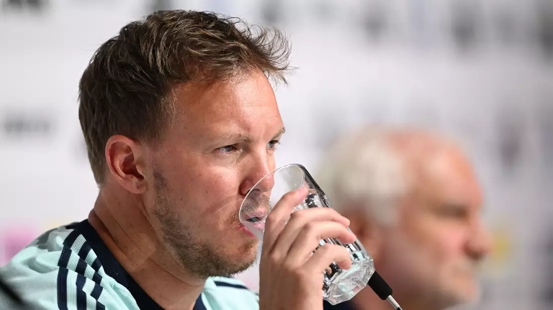 Glas halbvoll oder halbleer? Für Bundestrainer Julian Nagelsmann geht es jetzt in die heiße Phase. - Bild: Federico Gambarini/dpa