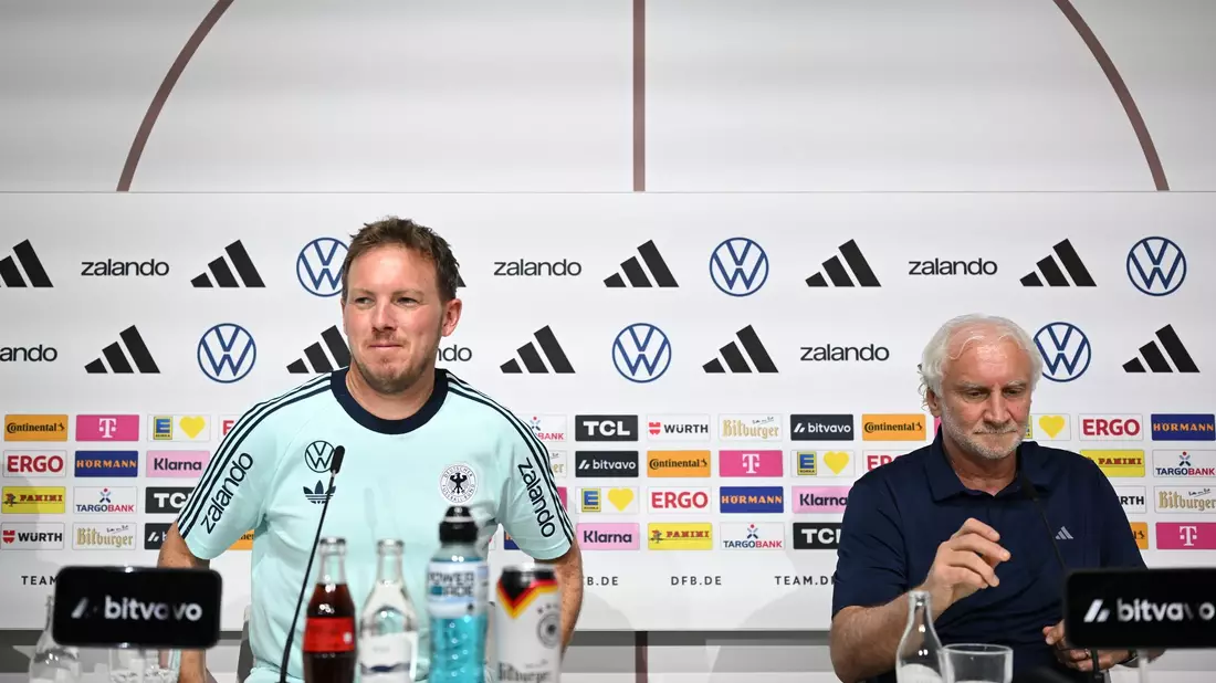 Bundestrainer Nagelsmann (l.) und Rudi Völler (r.) sitzen bei der DFB-Pressekonferenz auf dem Podium.  - Bild: Federico Gambarini/dpa