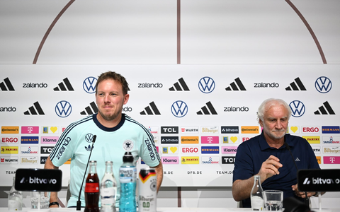 Bundestrainer Nagelsmann (l.) und Rudi Völler (r.) sitzen bei der DFB-Pressekonferenz auf dem Podium.  - Foto: Federico Gambarini/dpa
