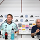 Bundestrainer Nagelsmann (l.) und Rudi Völler (r.) sitzen bei der DFB-Pressekonferenz auf dem Podium.  - Foto: Federico Gambarini/dpa
