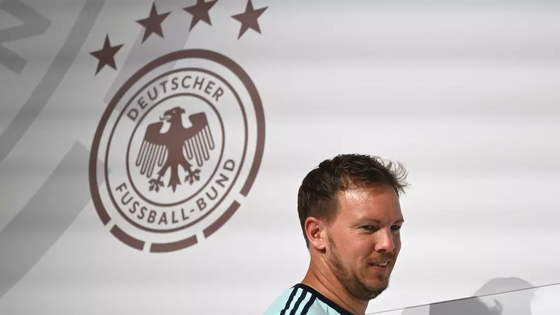 Bundestrainer Nagelsmann betritt die Bühne bei der Pressekonferenz.  - Bild: Federico Gambarini/dpa