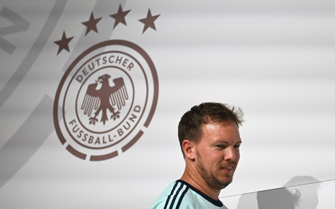 Bundestrainer Nagelsmann betritt die Bühne bei der Pressekonferenz.  - Foto: Federico Gambarini/dpa