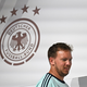 Bundestrainer Nagelsmann betritt die Bühne bei der Pressekonferenz.  - Foto: Federico Gambarini/dpa