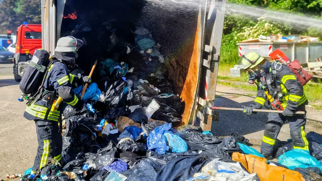 FW-BN: Brand in Müllpresse führt zu kräftezehrendem Löscheinsatz - Bild: presseportal.de