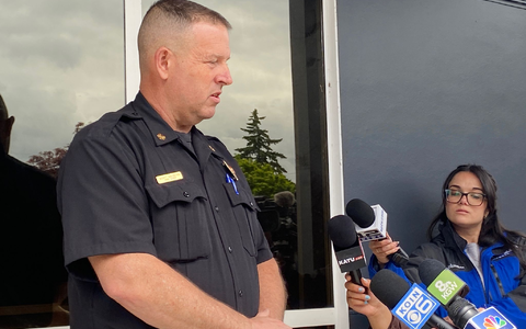 Feuerwehrchef Scott Goldstein hielt eine Pressekonferenz nach der Explosion in Longview ab. - Foto: Claire Rush/AP/dpa
