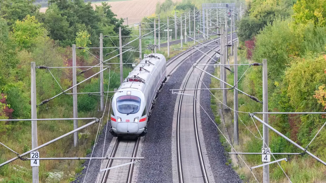 Der Ausfall eines Stellwerks sorgt derzeit für große Probleme im Bahnverkehr zwischen Hamburg und Berlin. (Archivbild) - Bild: Julian Stratenschulte/dpa