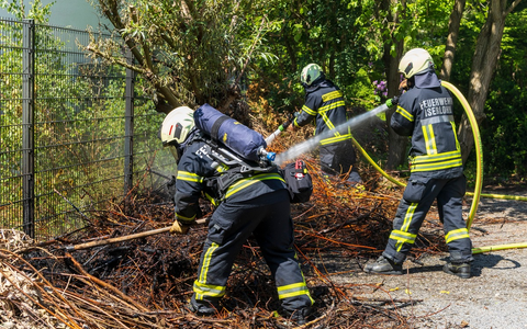 FW-MK: Zeitgleiche Vegetationsbrände im Iserlohner Stadtgebiet - Foto: presseportal.de