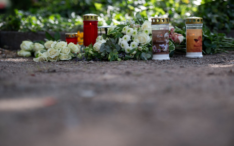 Nahe der Unfallstelle wurden am Nachmittag Kerzen aufgestellt und Blumen niedergelegt.  - Foto: Fabian Strauch/dpa