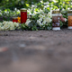 Nahe der Unfallstelle wurden am Nachmittag Kerzen aufgestellt und Blumen niedergelegt.  - Foto: Fabian Strauch/dpa