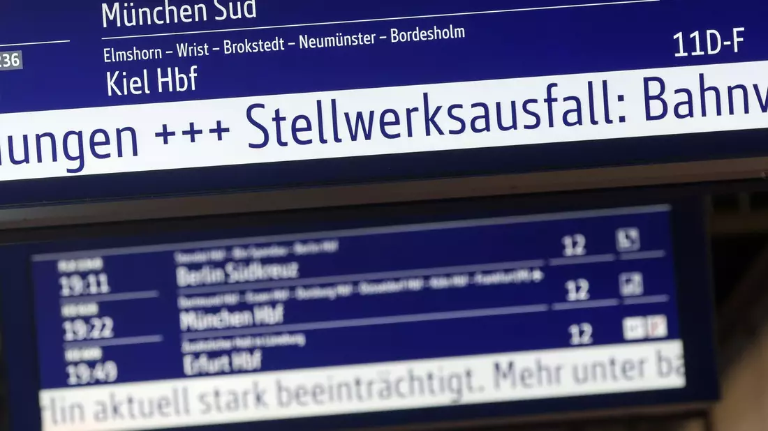Fahrgäste der Bahn müssen sich zwischen Berlin und Hamburg auf Verspätungen und Zugausfälle einstellen. - Bild: Bodo Marks/dpa