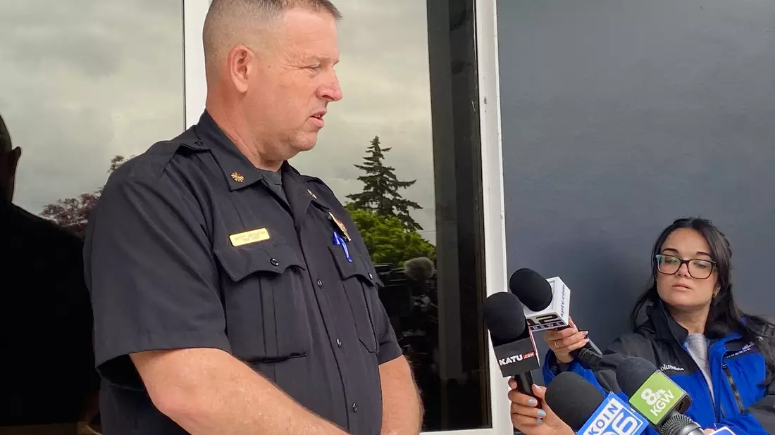 Feuerwehrchef Scott Goldstein hielt eine Pressekonferenz nach der Explosion in Longview. - Bild: Claire Rush/AP/dpa