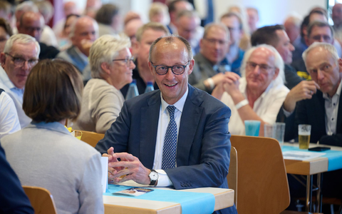 Ein Wohlfühltermin für Friedrich Merz: Eine CDU-Festveranstaltung in seiner Heimat Arnsberg. - Foto: Bernd Thissen/dpa