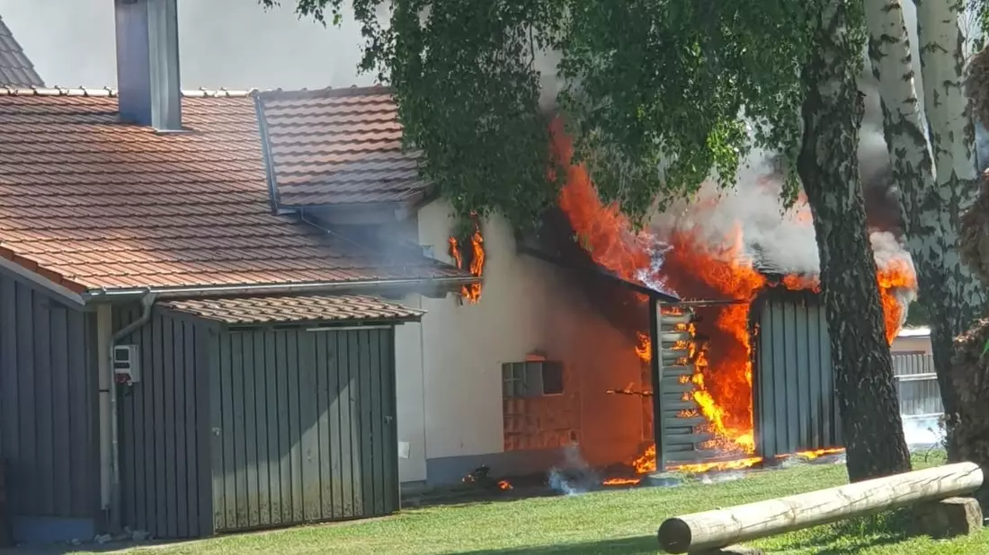 KFV-CW: Holzlager geht in Flammen auf / Backhaus und Feuerwehrmagazin blieben verschont - Bild: presseportal.de