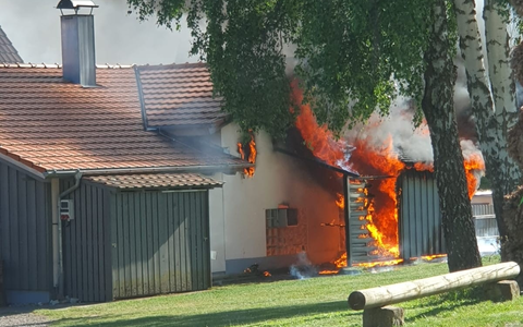 KFV-CW: Holzlager geht in Flammen auf / Backhaus und Feuerwehrmagazin blieben verschont - Foto: presseportal.de