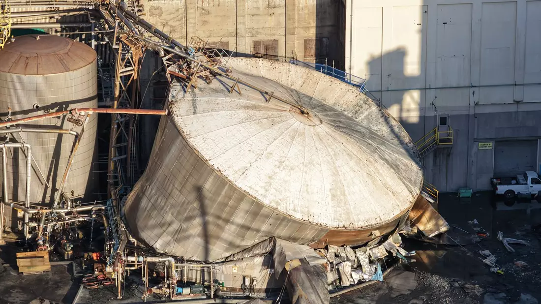 Ein Tank mit mehreren Millionen Litern Flüssigkeit ist in den USA implodiert. - Bild: Karen Ducey/The Seattle Times/dpa