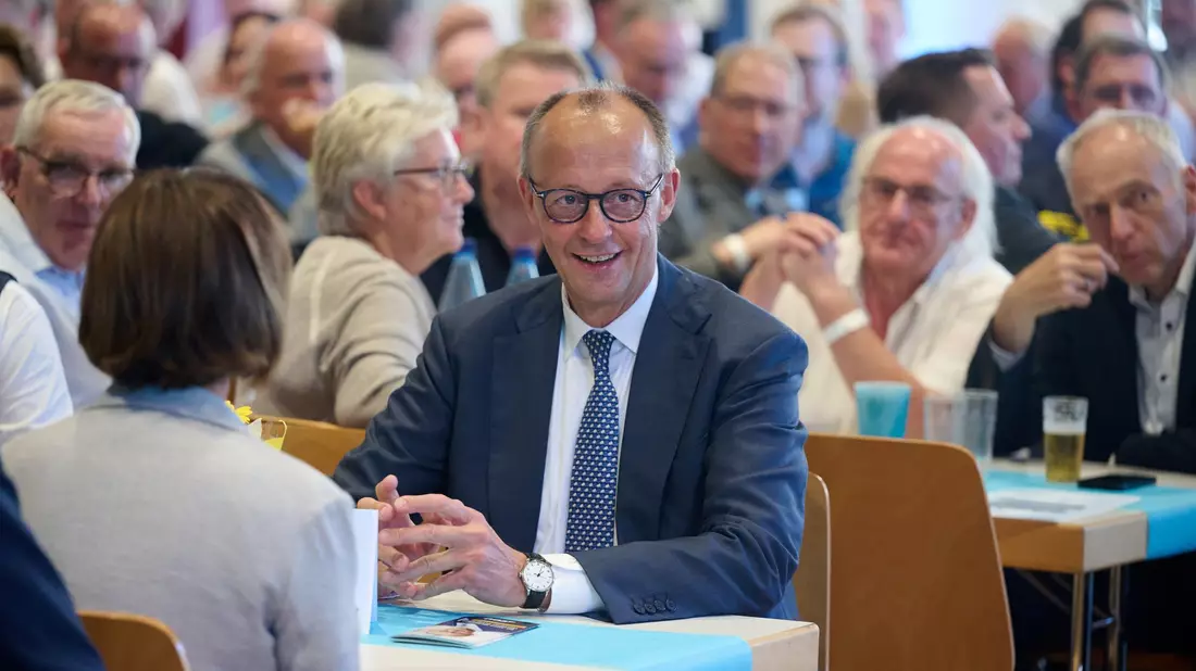 Ein Wohlfühltermin für Friedrich Merz: Eine CDU-Festveranstaltung in seiner Heimat Arnsberg. - Bild: Bernd Thissen/dpa