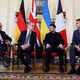 In dieser Runde werden oft wichtige Strategiefragen in der Ukraine-Politik besprochen: Bundeskanzler Merz (l-r), der britische Premier Starmer, der ukrainische Präsident Selenskyj und der französische Präsident Macron. (Archivbild) - Foto: Toby Melville/Pool Reuters/AP/dpa