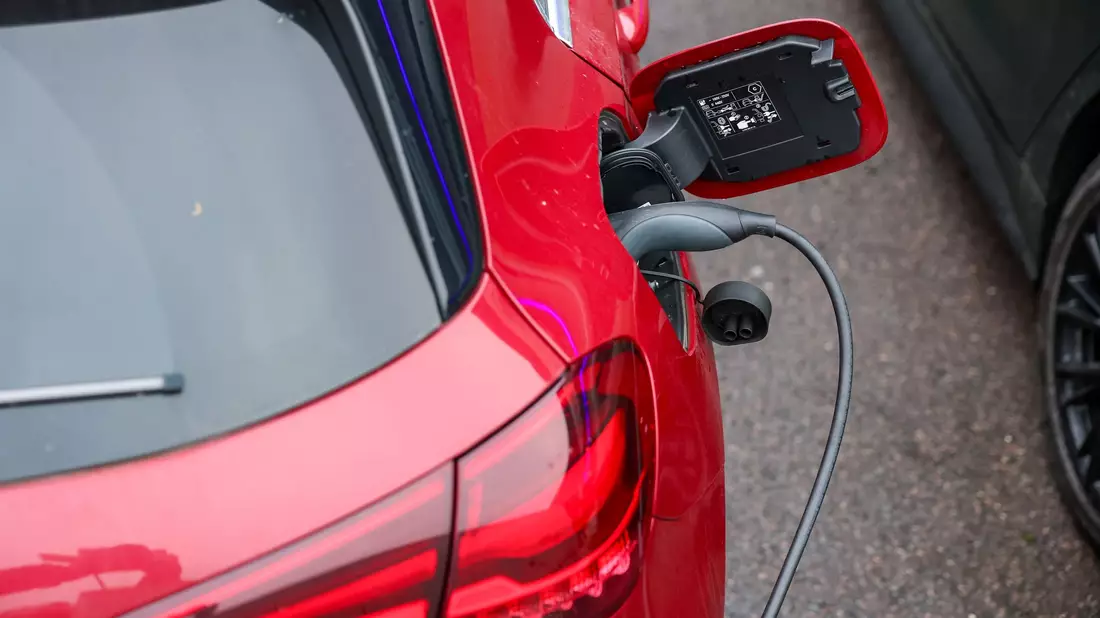 Ein Elektroauto an einer Ladesäule. E-Autos gewinnen laut HUK Coburg stark an Zuspruch. (Symbolbild) - Bild: Jan Woitas/dpa