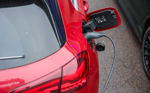 Ein Elektroauto an einer Ladesäule. E-Autos gewinnen laut HUK Coburg stark an Zuspruch. (Symbolbild) - Foto: Jan Woitas/dpa