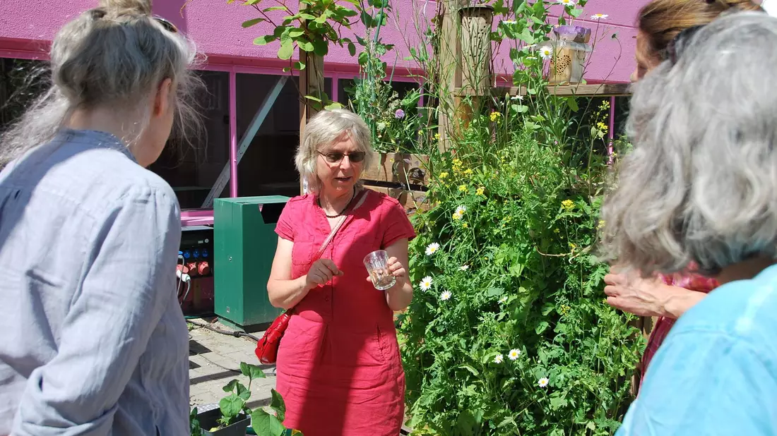 Besonders stolz ist Birgit Schattling auf die Klimaterrasse. - Bild: Anja Sokolow/dpa /dpa