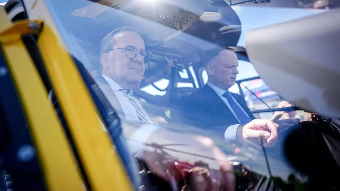 Die Verteidigungsminister Boris Pistorius (SPD) und David McGuinty im Hubschrauber. - Bild: Kay Nietfeld/dpa
