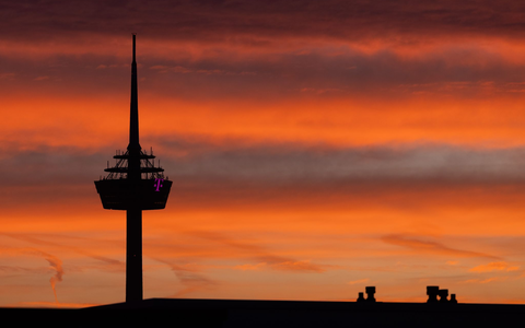 Und dann macht es «Bumm»: In einer Satire-Sendung des ZDF soll es um die angebliche Sprengung des Kölner Fernsehturms gehen. (Archivfoto)  - Foto: Rolf Vennenbernd/dpa