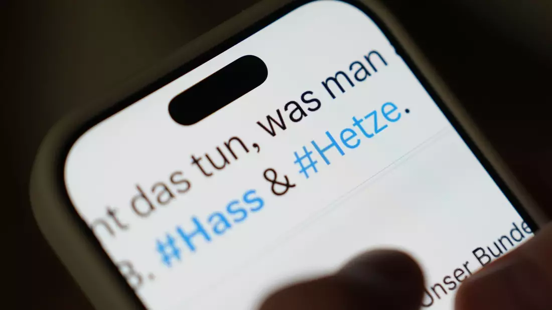 Bei den meisten Beschwerden aus Deutschland geht es um Beiträge auf Instagram, Facebook oder TikTok. (Symbolbild) - Bild: Marcus Brandt/dpa