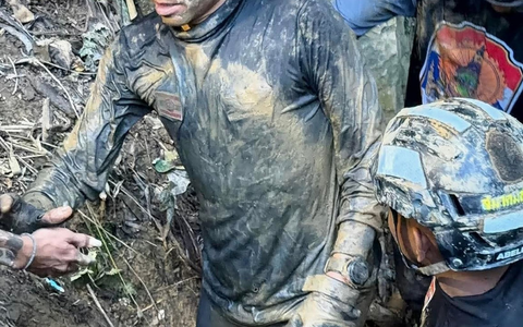 Die Retter müssen während ihres Einsatzes einiges aushalten.  - Foto: Uncredited/Metta Tham Rescue Kalasin/AP/dpa