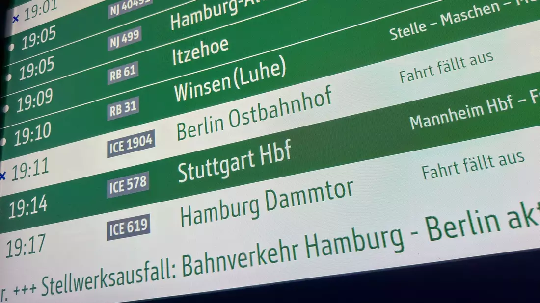 Der Stellwerkausfall bei Lüneburg ist laut Bahn behoben. Der Verkehr zwischen Hamburg und Berlin rollt wieder an.  - Bild: Bodo Marks/dpa
