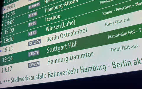 Der Stellwerkausfall bei Lüneburg ist laut Bahn behoben. Der Verkehr zwischen Hamburg und Berlin rollt wieder an.  - Foto: Bodo Marks/dpa