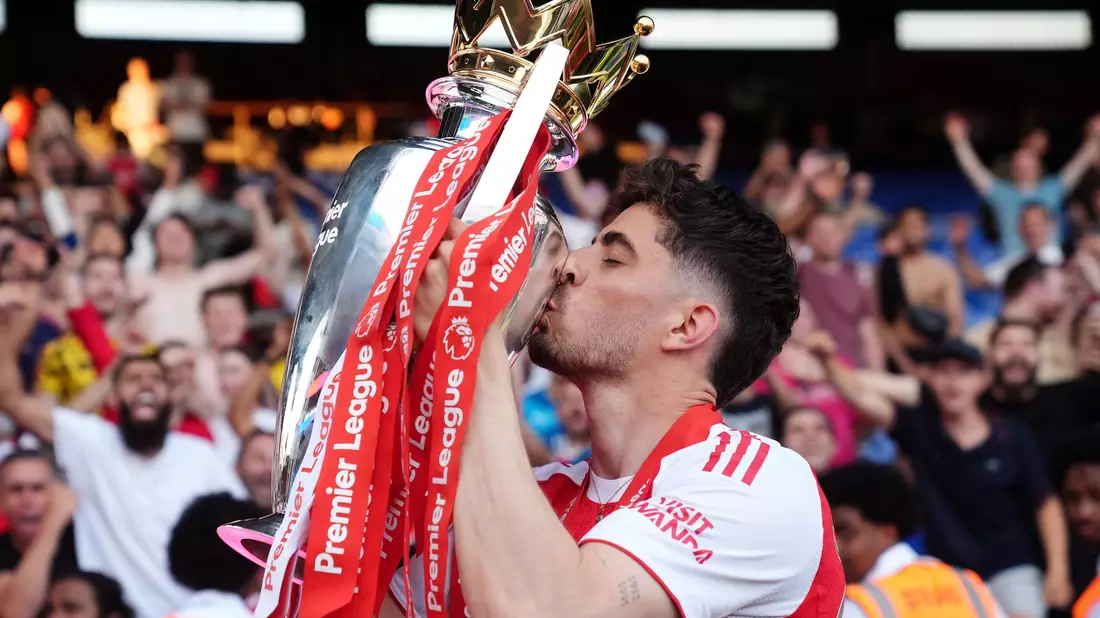 Nach dem Gewinn der Premier League: Kai Havertz küsst den Pokal. (Archivbild) - Bild: John Walton/PA Wire/dpa