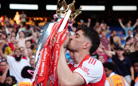 Nach dem Gewinn der Premier League: Kai Havertz küsst den Pokal. (Archivbild) - Foto: John Walton/PA Wire/dpa