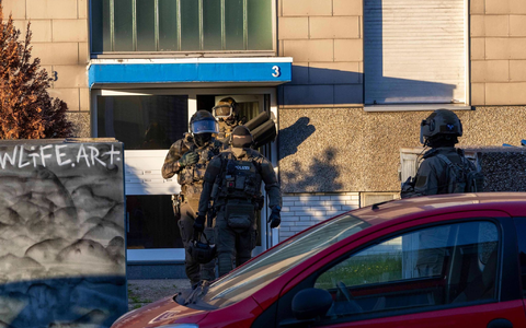 Polizei durchsucht neun Objekte in drei Städten wegen Verdachts auf Drogen- und Waffenhandel. - Foto: Justin Brosch/dpa