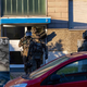 Polizei durchsucht neun Objekte in drei Städten wegen Verdachts auf Drogen- und Waffenhandel. - Foto: Justin Brosch/dpa