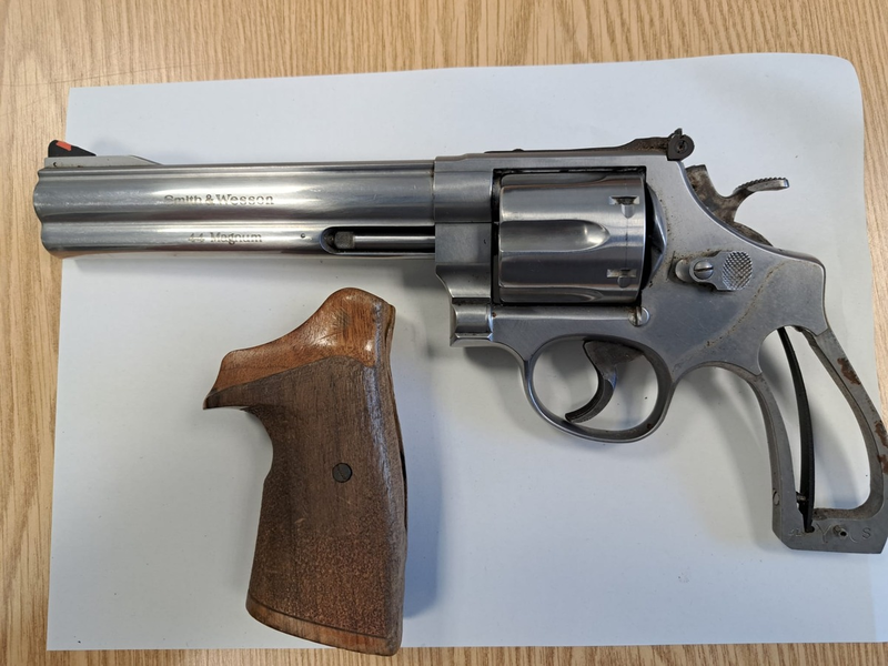 HZA-R: Zöllner aus Selb entdecken Waffen, Munition und Gegenstände mit verfassungswidrigen Kennzeichen / Zwei Reisende vorläufig festgenommen - Foto: presseportal.de