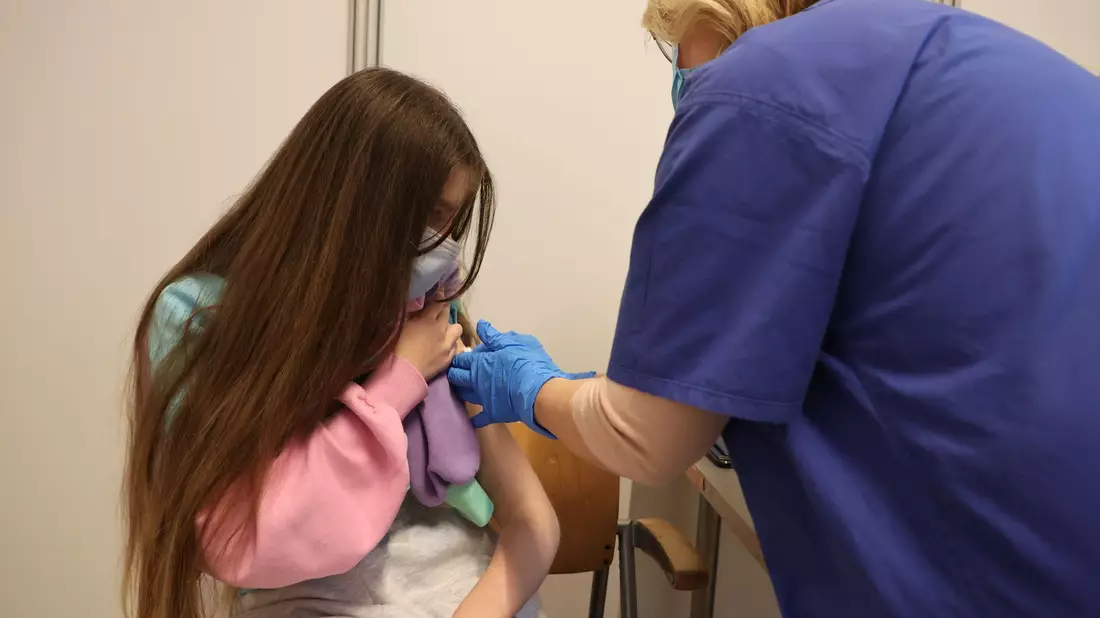 In den ersten Jahren nach der Ankunft sind die Hürden für Flüchtlinge im Gesundheitswesen laut einer Studie besonders hoch. (Symbolbild) - Bild: Bodo Schackow/dpa-Zentralbild/dpa
