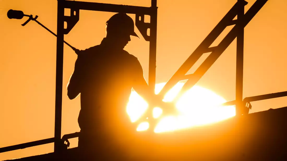 Gerade Beschäftigte auf dem Bau haben ein besonders hohes Risiko für Hautkrebs, weil sie oft stark der Sonne ausgesetzt sind. - Bild: Julian Stratenschulte/dpa/dpa-tmn