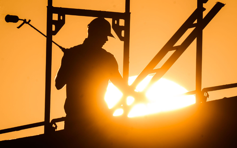 Gerade Beschäftigte auf dem Bau haben ein besonders hohes Risiko für Hautkrebs, weil sie oft stark der Sonne ausgesetzt sind. - Foto: Julian Stratenschulte/dpa/dpa-tmn