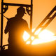 Gerade Beschäftigte auf dem Bau haben ein besonders hohes Risiko für Hautkrebs, weil sie oft stark der Sonne ausgesetzt sind. - Foto: Julian Stratenschulte/dpa/dpa-tmn