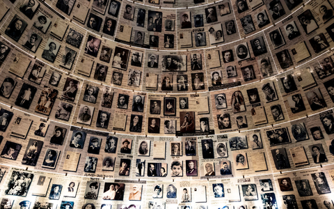 Die Halle der Namen in der Holocaust-Gedenkstätte Yad Vashem in Jerusalem. (Archivbild) - Foto: Fabian Sommer/dpa